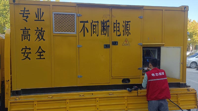 卢氏柴油发电机组和UPS电源配合使用时，如何避免切换过程中的电力中断？